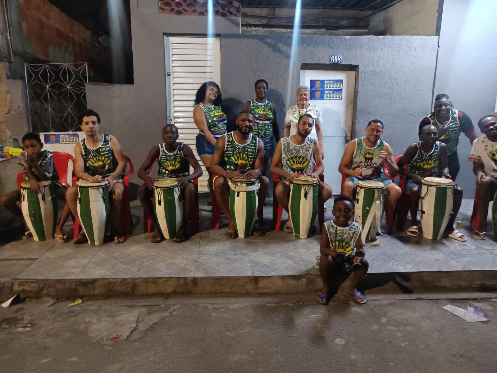 Integrantes do Afoxé Maxambomba reunidos com atabaques após a apresentação