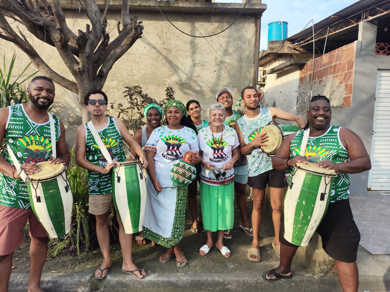 Integrantes do Afoxé Maxambomba reunidos com seus instrumentos na Casa da Floresta